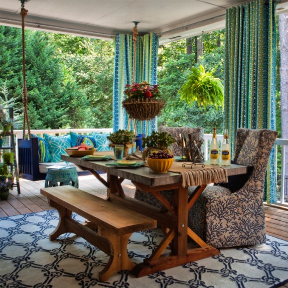 Simple coastal seating and décor